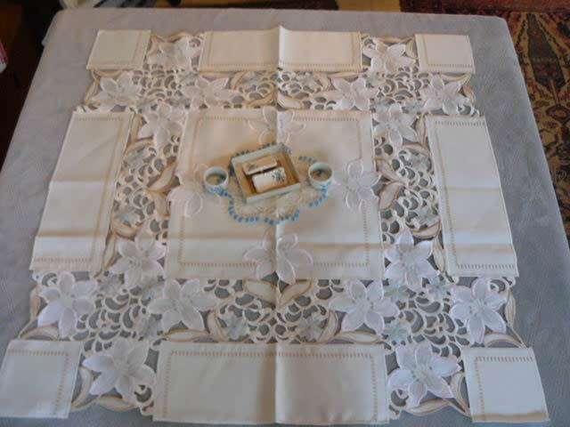 TABLE CLOTH NEW WITH JUG COVER, 2 SERVIETTE RINGS AND TABLE NAME TAGS PORCELAIN