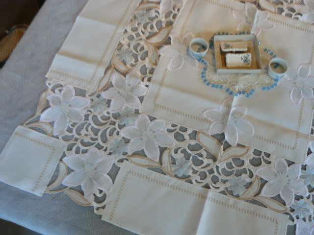 TABLE CLOTH NEW WITH JUG COVER, 2 SERVIETTE RINGS AND TABLE NAME TAGS PORCELAIN