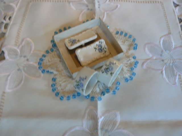 TABLE CLOTH NEW WITH JUG COVER, 2 SERVIETTE RINGS AND TABLE NAME TAGS PORCELAIN