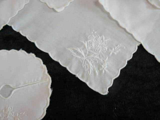 VINTAGE HAND EMBROIDERD COASTER - 6 X ROUND AND 6 X SQUARE