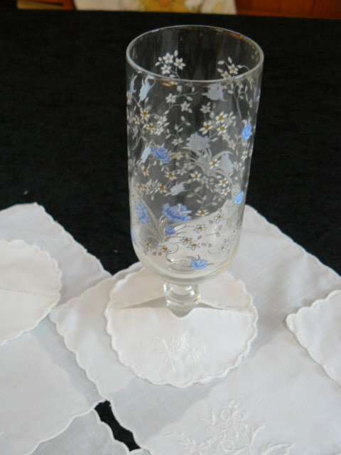 VINTAGE HAND EMBROIDERD COASTER - 6 X ROUND AND 6 X SQUARE