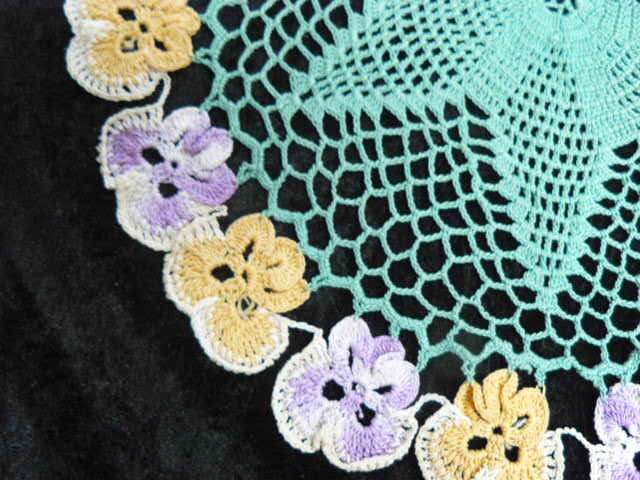 DOILIE VINTAGE COTTON HAND CROCHETED LOVELY 28 CM