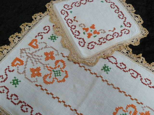 CROSS STITCH VINTAGE COTTON DOILIE SET WITH HAND CROCHETED EDGE
