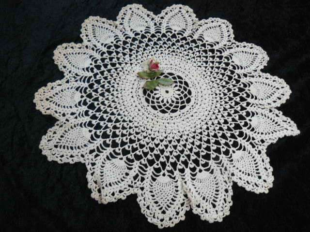 DOILIE VINTAGE COTTON HAND CROCHETED 40 CM