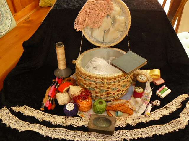 SEWING BASKET VINTAGE FULL OF LOT OF RELATED SEWING RELATED ITEMS