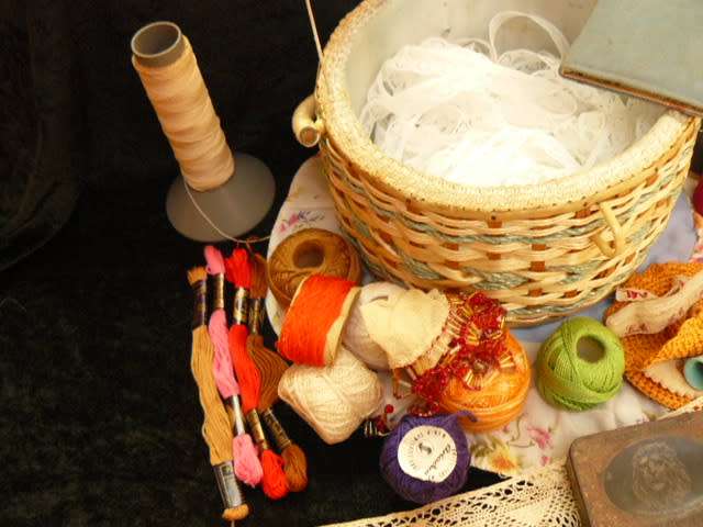 SEWING BASKET VINTAGE FULL OF LOT OF RELATED SEWING RELATED ITEMS