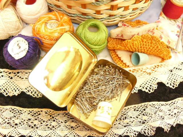 SEWING BASKET VINTAGE FULL OF LOT OF RELATED SEWING RELATED ITEMS