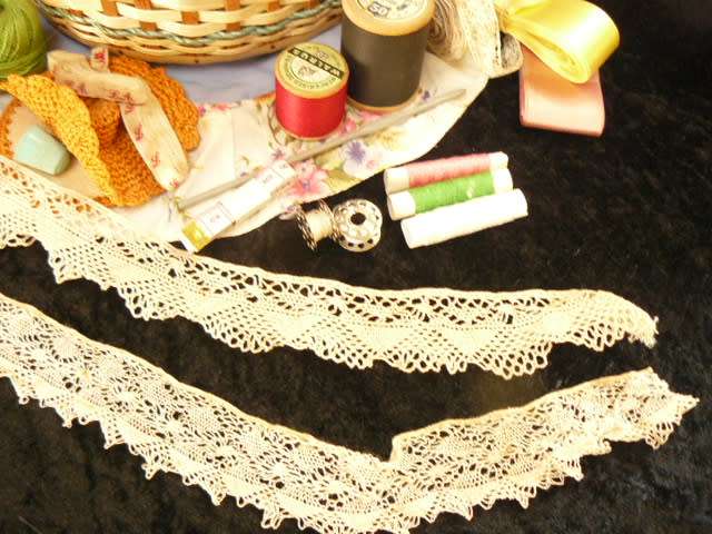 SEWING BASKET VINTAGE FULL OF LOT OF RELATED SEWING RELATED ITEMS