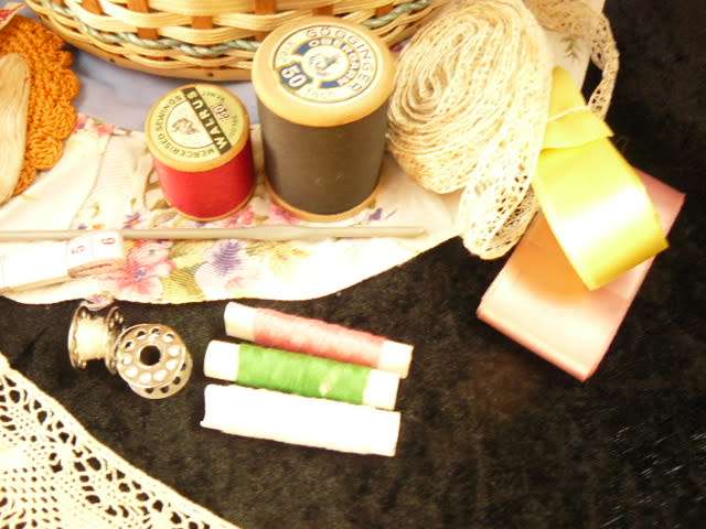 SEWING BASKET VINTAGE FULL OF LOT OF RELATED SEWING RELATED ITEMS