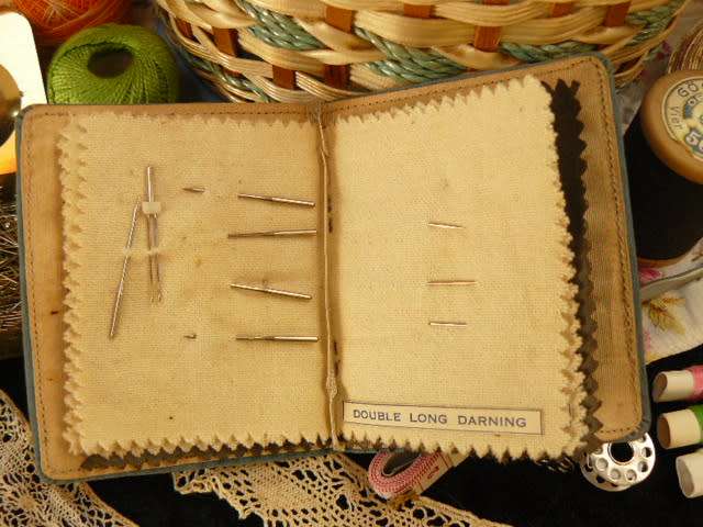 SEWING BASKET VINTAGE FULL OF LOT OF RELATED SEWING RELATED ITEMS