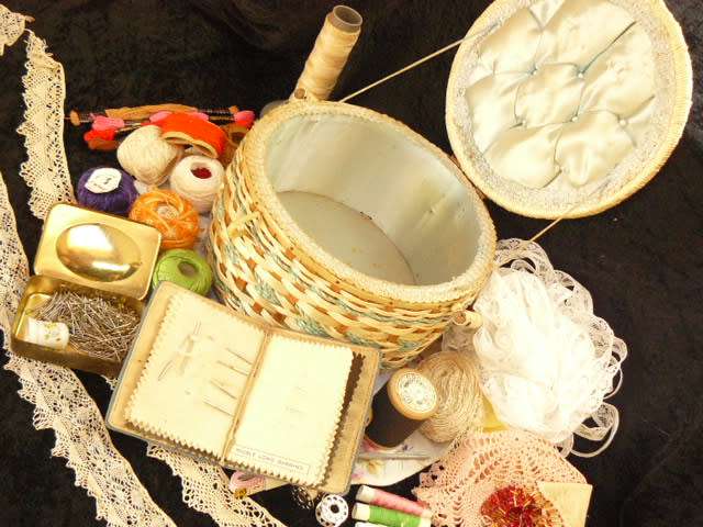 SEWING BASKET VINTAGE FULL OF LOT OF RELATED SEWING RELATED ITEMS