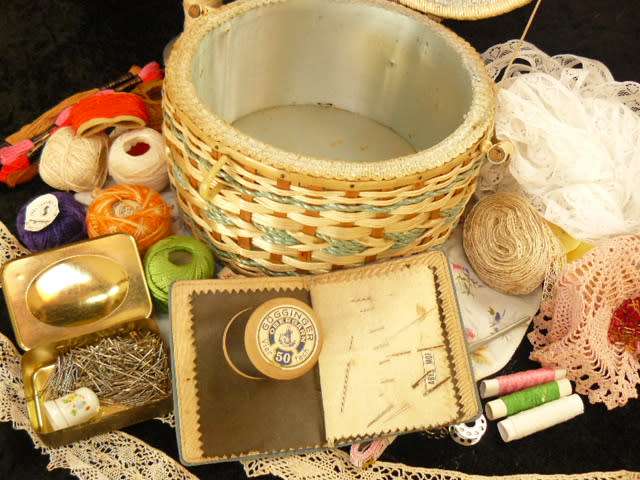 SEWING BASKET VINTAGE FULL OF LOT OF RELATED SEWING RELATED ITEMS