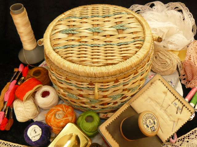SEWING BASKET VINTAGE FULL OF LOT OF RELATED SEWING RELATED ITEMS