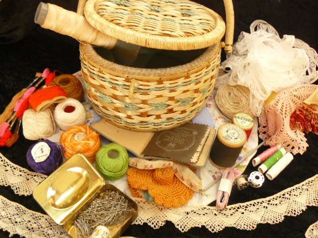 SEWING BASKET VINTAGE FULL OF LOT OF RELATED SEWING RELATED ITEMS