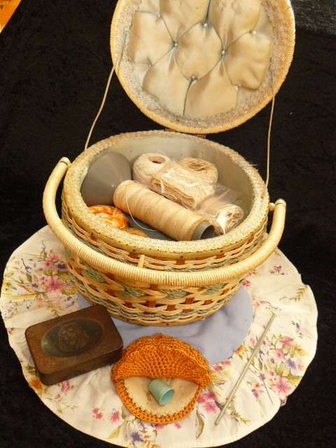 SEWING BASKET VINTAGE FULL OF LOT OF RELATED SEWING RELATED ITEMS