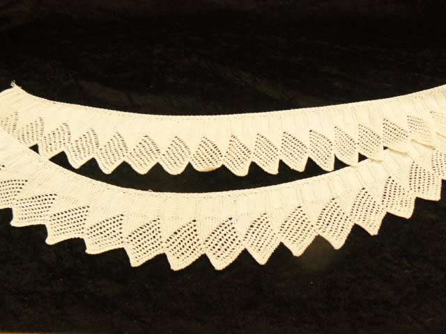 LENGHT OF VINTAGE HAND KNITTED EDGING 127 CM LONG