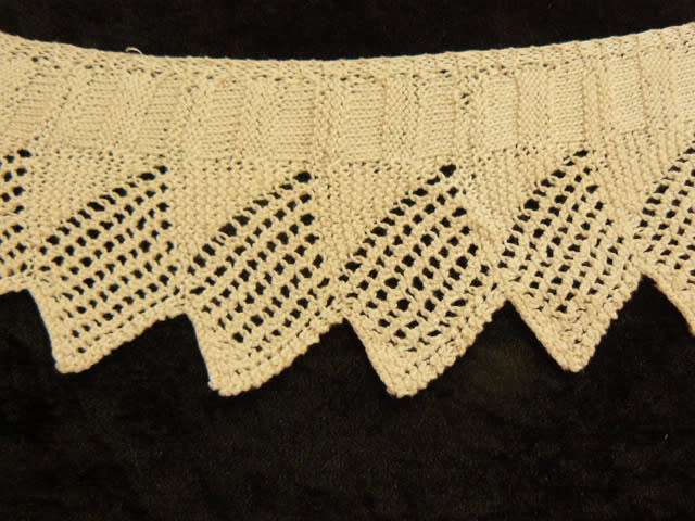 LENGHT OF VINTAGE HAND KNITTED EDGING 127 CM LONG