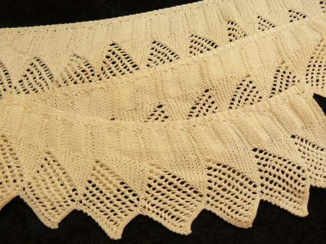 LENGHT OF VINTAGE HAND KNITTED EDGING 127 CM LONG
