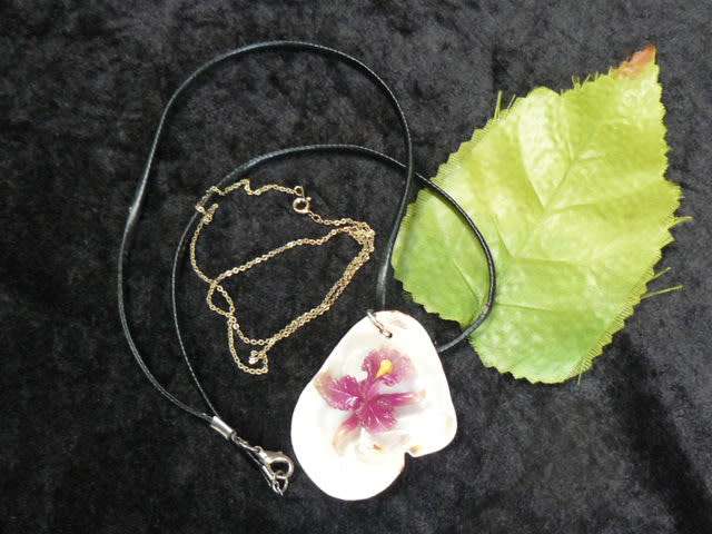 HAND MADE SHELL PENDANT WITH GLASS FLOWER AND EXTRA GOLD TONED CHAIN