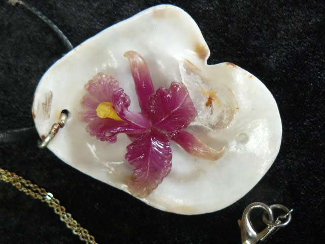 HAND MADE SHELL PENDANT WITH GLASS FLOWER AND EXTRA GOLD TONED CHAIN