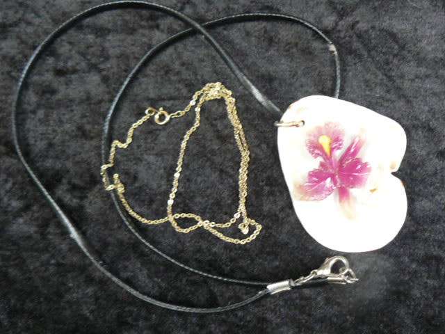 HAND MADE SHELL PENDANT WITH GLASS FLOWER AND EXTRA GOLD TONED CHAIN