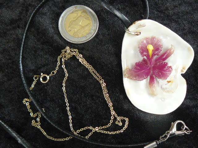 HAND MADE SHELL PENDANT WITH GLASS FLOWER AND EXTRA GOLD TONED CHAIN