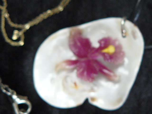 HAND MADE SHELL PENDANT WITH GLASS FLOWER AND EXTRA GOLD TONED CHAIN