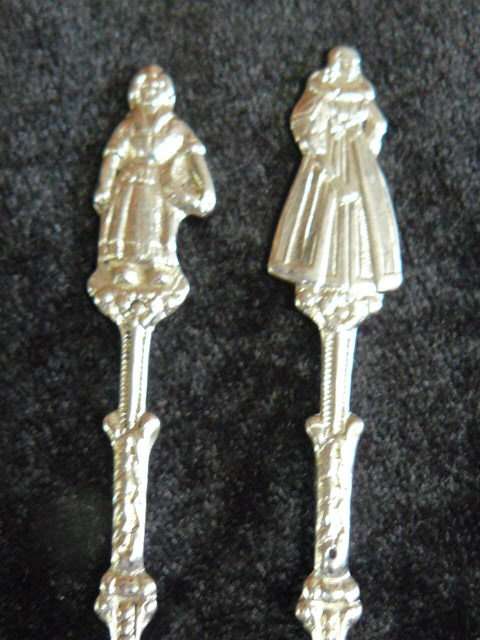 SILVER TONED PICKLE FORKS