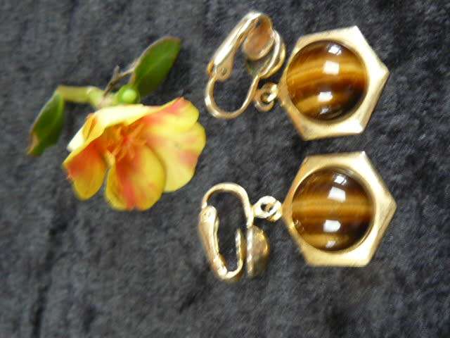 TYGERS EYE GOLD TONED VINTAGE EARRINGS