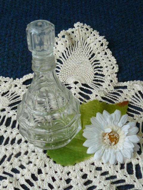 DECANTER PRESSED GLASS