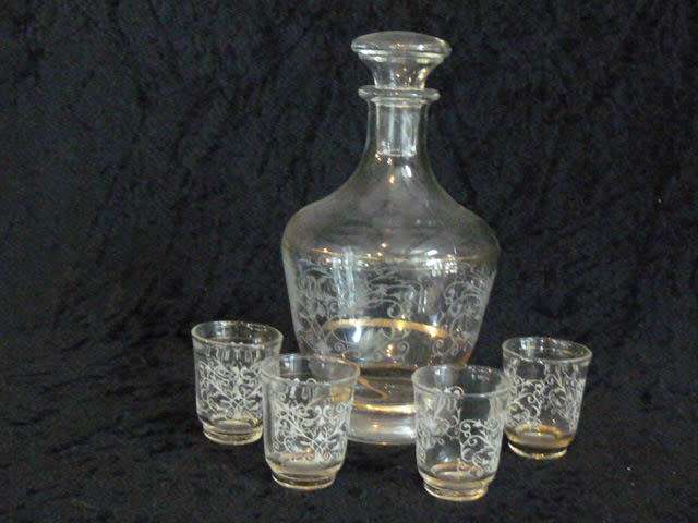 GLASS DECANTER AND4 GLASSES