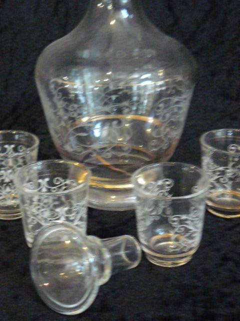 GLASS DECANTER AND4 GLASSES