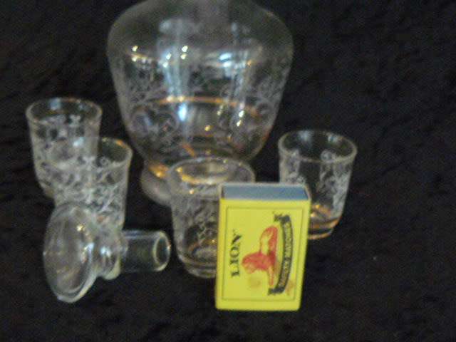 GLASS DECANTER AND4 GLASSES