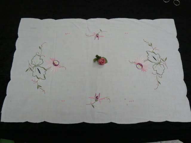 VINTAGE COTTON EMBROIDER DOILIE