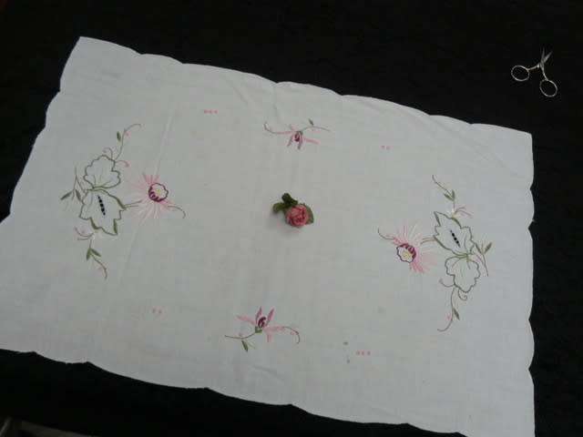 VINTAGE COTTON EMBROIDER DOILIE