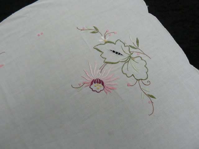 VINTAGE COTTON EMBROIDER DOILIE