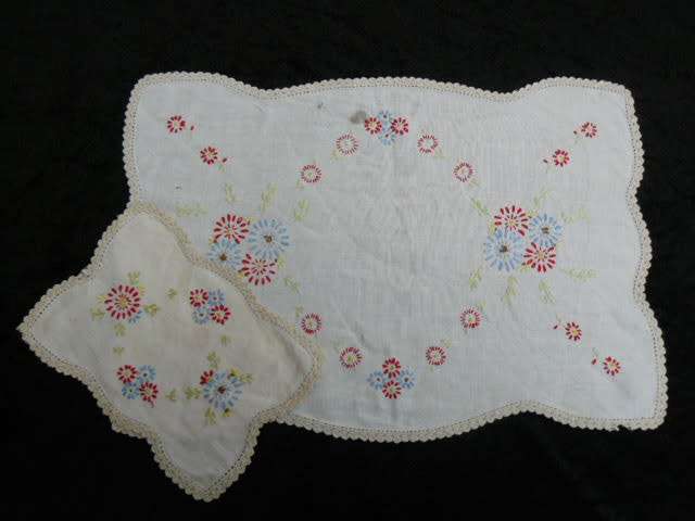 VINTAGE EMBROIDERED COTTON DOILIE SET