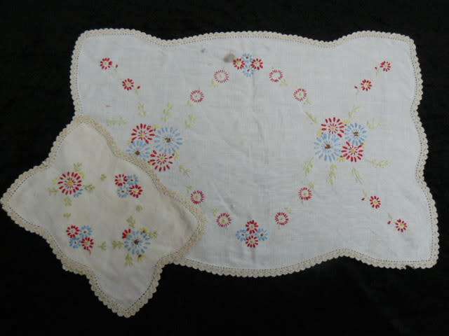 VINTAGE EMBROIDERED COTTON DOILIE SET