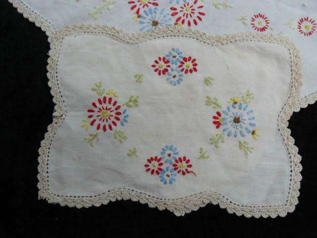 VINTAGE EMBROIDERED COTTON DOILIE SET
