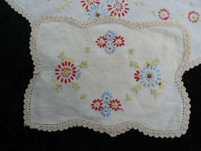 VINTAGE EMBROIDERED COTTON DOILIE SET