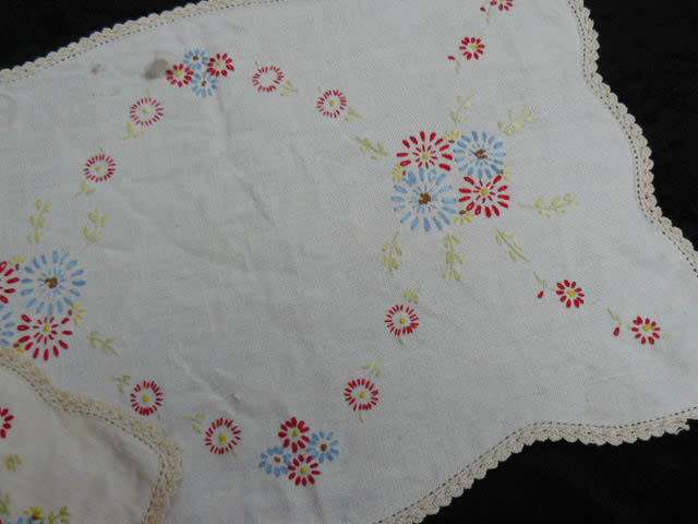 VINTAGE EMBROIDERED COTTON DOILIE SET