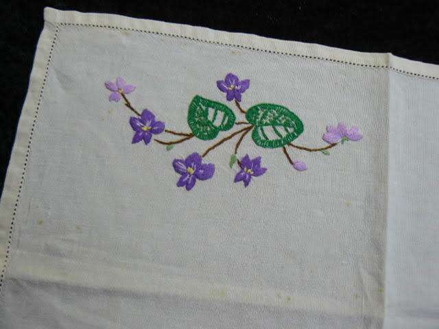 VINTAGE COTTON EMBROIDERE TRAY CLOTH