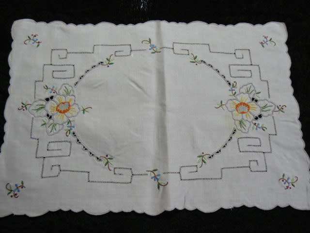 VINTAGE COTTON EMBROIDERED TRAY CLOTH