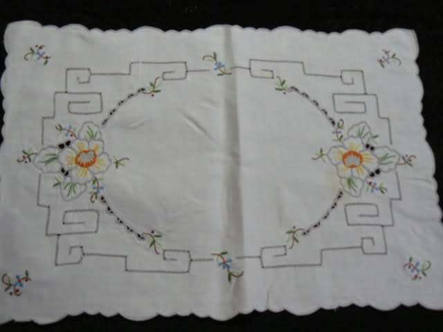 VINTAGE COTTON EMBROIDERED TRAY CLOTH