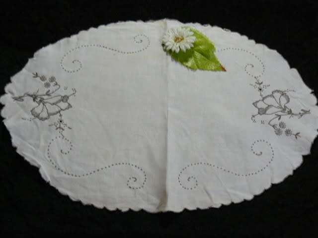 VINTAGE COTTON EMBROIDERED DOILIE