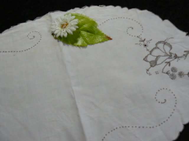 VINTAGE COTTON EMBROIDERED DOILIE