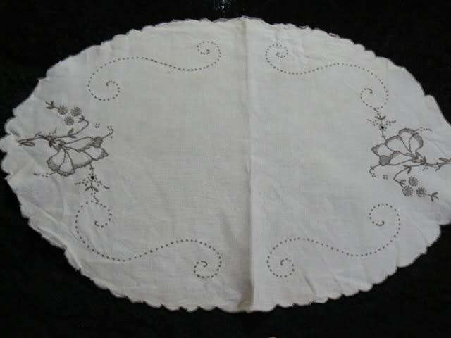 VINTAGE COTTON EMBROIDERED DOILIE