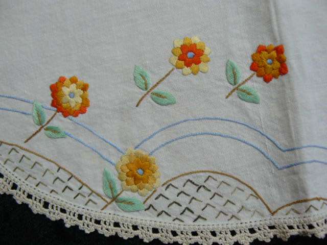 VINTAGE COTTON EMBROIDERED TRAY CLOTH HAND CROCHETED EDGE STUNNING