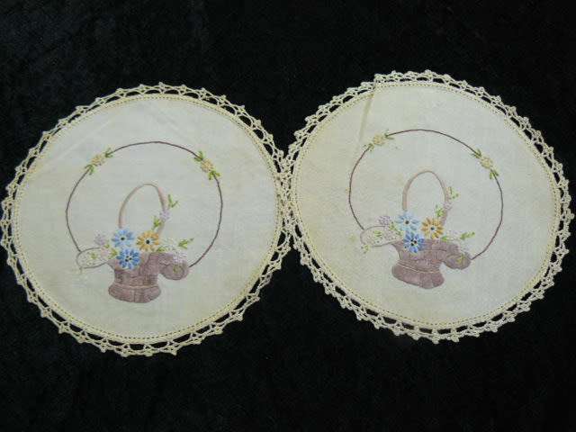 ROUND DOILIE SET WITH HAND CROCHETED EDGE VINTAGE X 2
