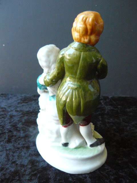 VERY FINE PORCELAIN FIGURINE